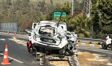 İZMİR'DE FECİ KAZA: İKİ TIRIN ARASINDA KALDI