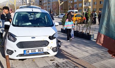 VAN'DA İKİ OTOMOBİL ÇARPIŞTI! BİR OTOMOBİL KALDIRIMA UÇTU!