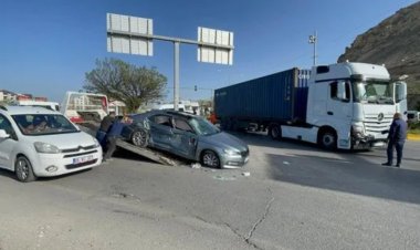 VAN’DA OTOMOBİLLE TIR ÇARPIŞTI: 1 ÖLÜ, 2 YARALI!