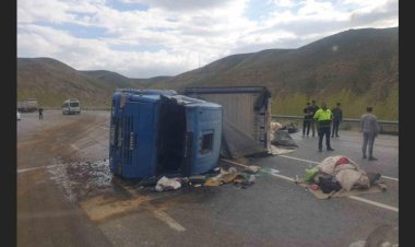 VAN’IN GÜRPINAR İLÇESİNDE ÇAY YÜKLÜ TIR DEVRİLDİ 1 KİŞİ YARALANDI! 