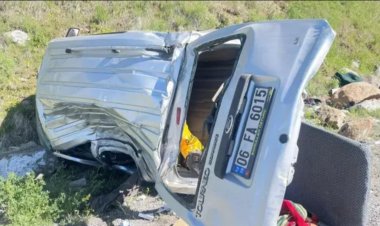 VAN'DA KAMYONET KONTROLDEN ÇIKTI: 6 YARALI 
