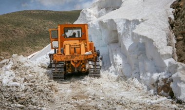 YAZ MEVSİMİNE GÜNLER KALA BÜYÜKŞEHİR BELEDİYESİ KARLA MÜCADELESİNİ SÜRDÜRÜYOR!