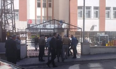 HAKKARİ BELEDİYESİ'NE POLİS BASKINI: EŞBAŞKAN GÖZALTINA ALINDI