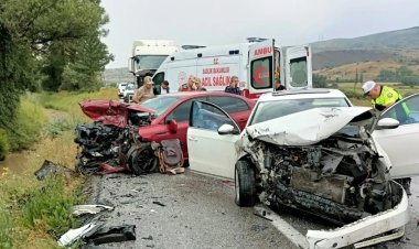 VANLI BİR AİLE ERZİNCAN’DA KAZA YAPTI: 4 YARALI