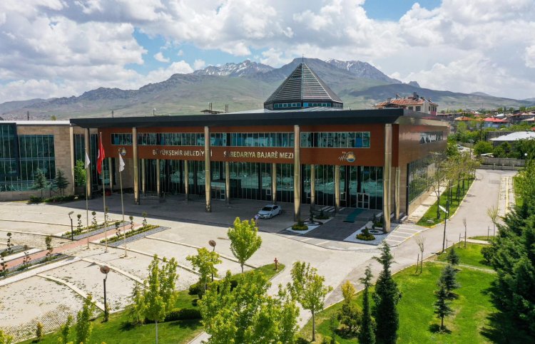 Büyükşehir, Sosyal Belediyecilik Anlayışını Gerçekleştiriyor: 2000 Öğrenciye Burs, 1500 Aileye Sosyal Kart...