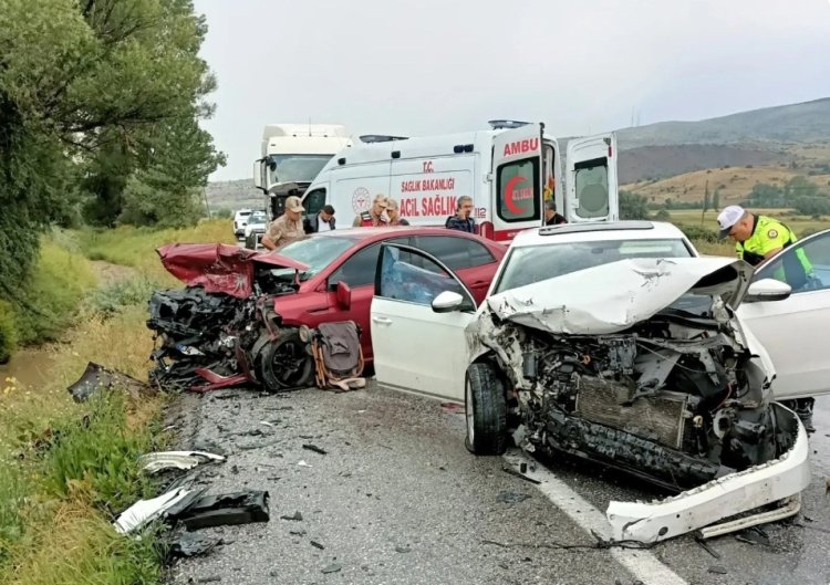 VANLI BİR AİLE ERZİNCAN’DA KAZA YAPTI: 4 YARALI