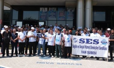 VAN'DA DARP EDİLEN HEMŞİRE İÇİN ARKADAŞLARI PROTESTO ETTİ 