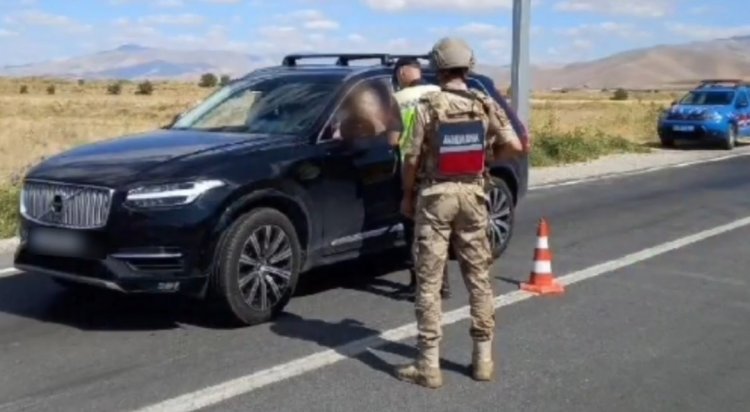 JASAT FARKLI SUÇLARDAN YÜZLERCE ŞAHSI YAKALADI