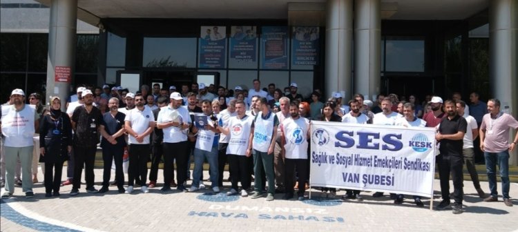 VAN'DA DARP EDİLEN HEMŞİRE İÇİN ARKADAŞLARI PROTESTO ETTİ 