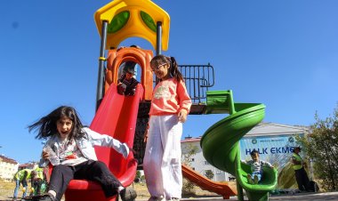 BOSTANİÇİ'NDE ÇOCUKLAR YENİLENEN OYUN PARKINA KAVUŞTU!