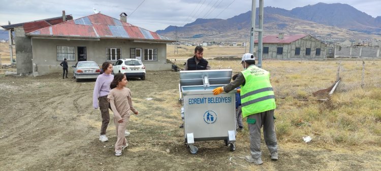 EDREMİT'TE YENİLEMELERE DEVAM! ŞİMDİ DE ÇÖP KONTEYNERLERİ YENİLENİYOR!