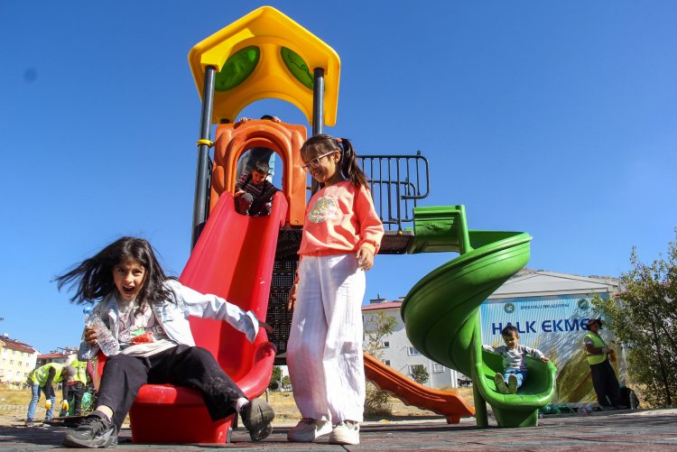 BOSTANİÇİ'NDE ÇOCUKLAR YENİLENEN OYUN PARKINA KAVUŞTU!
