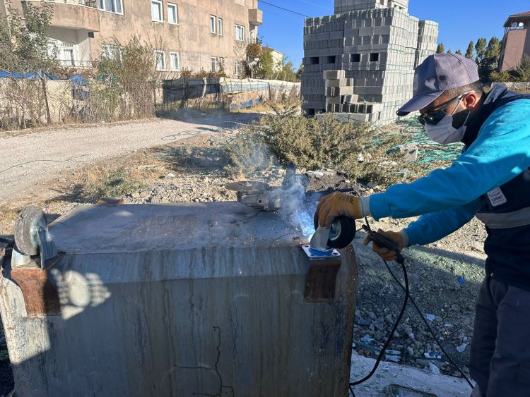 EDREMİT BELEDİYESİ, KENDİ KAYNAKLARIYLA BU DEFA ÇÖP KONTEYNERLERİNİ ONARIYOR