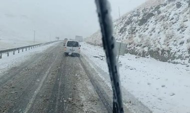 VAN-BAŞKALE GÜZELDERE GEÇİDİNDE KAR YAĞIŞI! ARAÇLAR YOLDA MAHSUR KALDI!