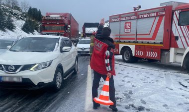 BOLU'DAKİ ZİNCİRLEME KAZAYA VANLI EKİP DESTEK VERDİ