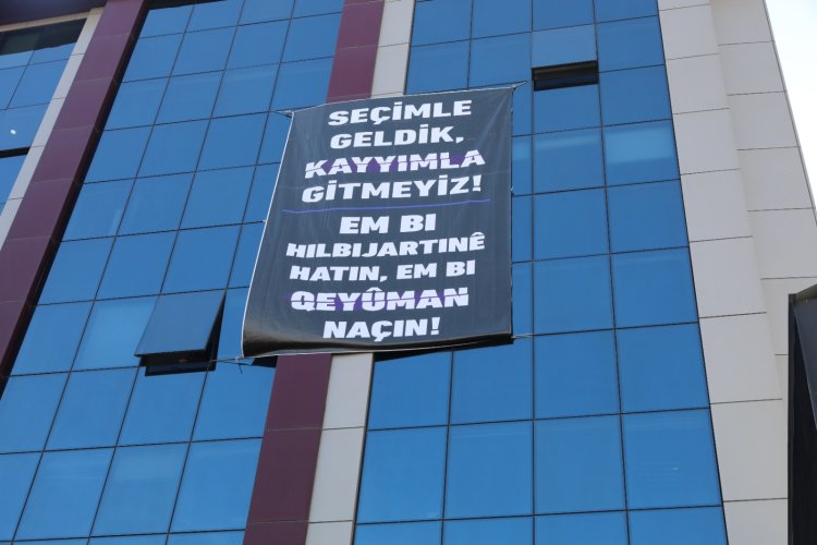 İPEKYOLU BELEDİYESİ: 'SEÇİMLE GELDİK KAYYIMLA GİTMEYİZ!”, “EM BI HILBIJARTINÊ HATIN, EM BI QEYÛMAN NAÇIN!”