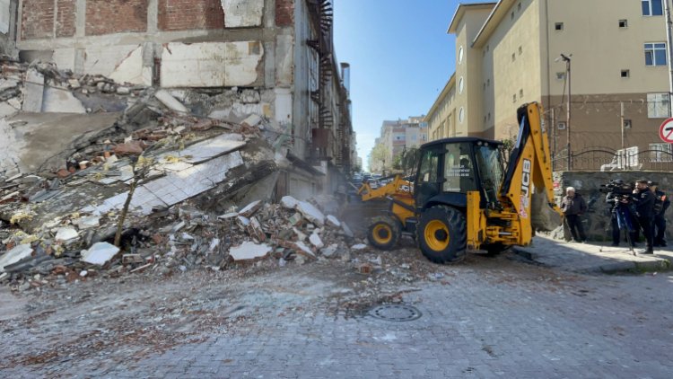 İSTANBUL GÜNGÖREN'DE BİNA ÇÖKTÜ!