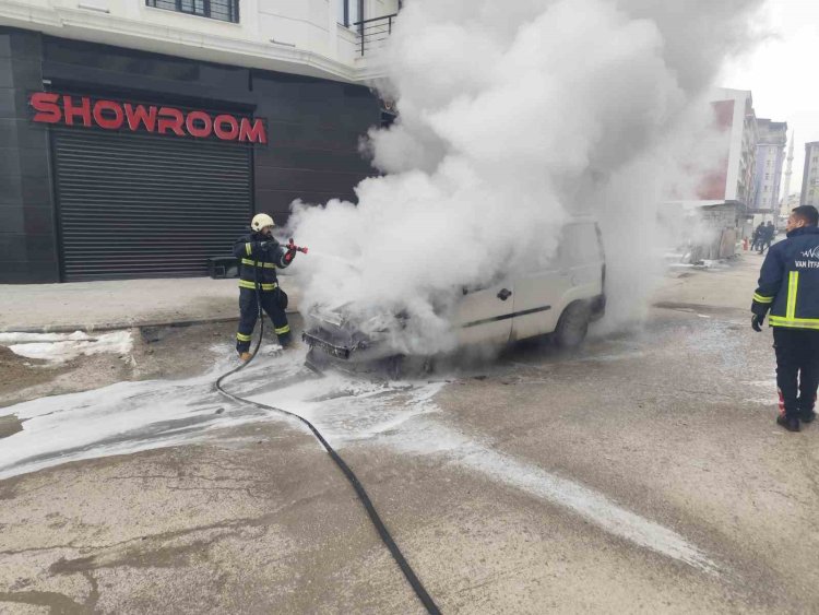 Van’da Seyir Halindeki Araçta Yangın Çıktı!
