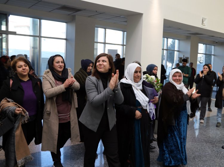 Diyarbakır Eşbaşkanları Bucak ve Hatun'dan Van'a dayanışma ziyareti