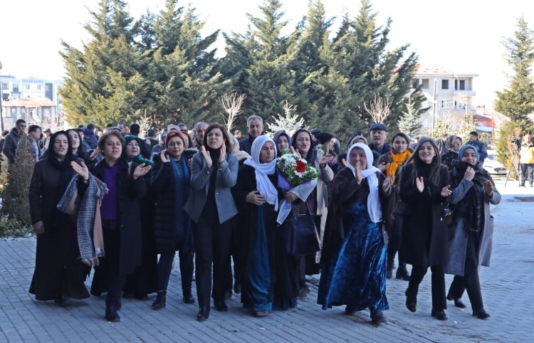 Diyarbakır Eşbaşkanları Bucak ve Hatun'dan Van'a dayanışma ziyareti