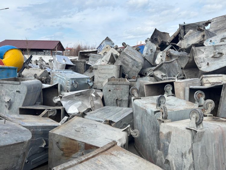 BÜYÜKŞEHİR, EDREMİT BELEDİYESİ’NE AİT ÇÖP KONTEYNERLERİNİ TOPLADI! 