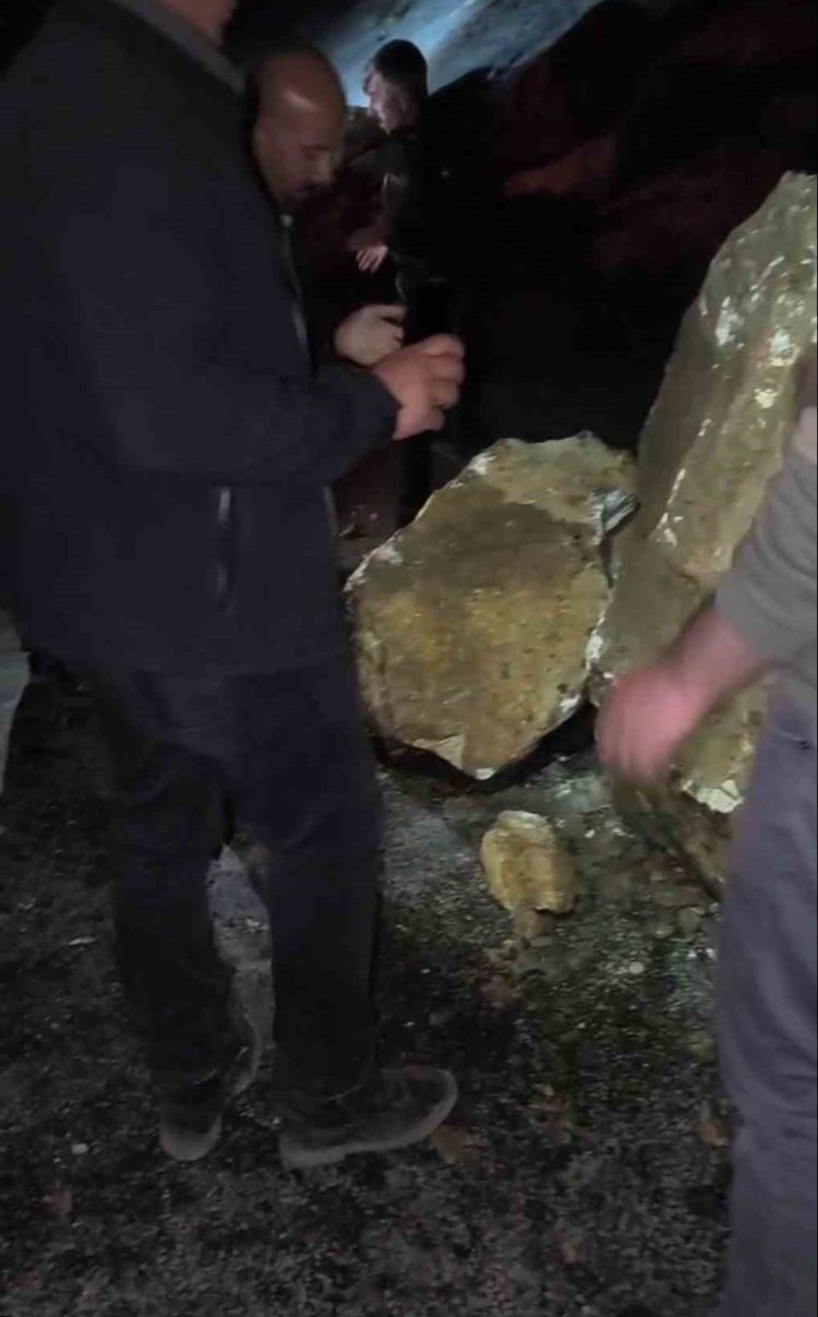 Van-Yüksekova Karayolunda Kaya Kütlesi Yola Düştü! 
