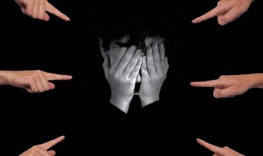 Yeni Bir Akran Zorbalığı Daha: 7 Yaşındaki Kız Öğrenciye Arkadaşları Makasla Saldırdı!