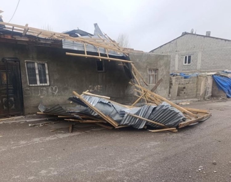 Van'da Fırtına Hayatı Felç Etti: Çatılar Uçtu, Elektrikler Kesildi...