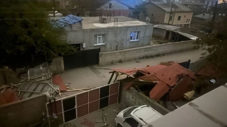 Van'da Fırtına Hayatı Felç Etti: Çatılar Uçtu, Elektrikler Kesildi...
