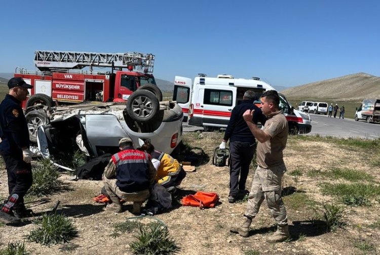 Van'da İki Araç Kafa Kafaya Çarpıştı: 4 Kişi Öldü, 2 Kişi Yaralandı!
