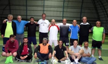 Van'da Yaşları 55-70; Yılların Sporcuları Halı Sahada Top Koşturuyorlar!