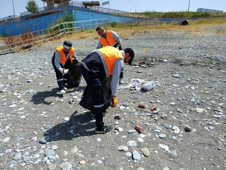 BÜYÜKŞEHİR TUŞBA MAVİ BAYRAKLI HALK PLAJINDAN TEMİZLİK YAPTI