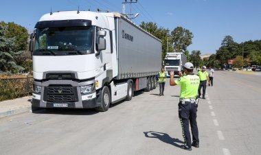 USULSÜZ PARK YAPAN TIRLARA VAN BÜYÜKŞEHİRDEN İZİN YOK!