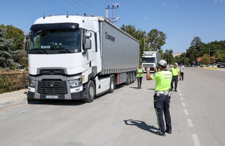 USULSÜZ PARK YAPAN TIRLARA VAN BÜYÜKŞEHİRDEN İZİN YOK!
