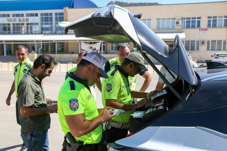 USULSÜZ PARK YAPAN TIRLARA VAN BÜYÜKŞEHİRDEN İZİN YOK!