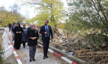 Erciş Eş Başkanları Van Depreminde Yaşamını Yitirenleri Andı