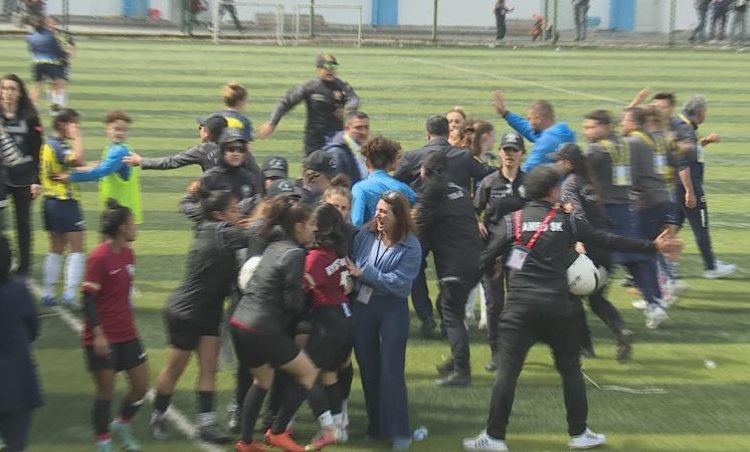 Kadıköy'de Yüksekovaspor Kadın Futbol Takımına Çirkin Saldırı! 