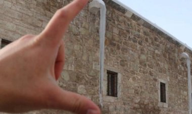 Tarihi Yapılarda 4 Metrelik Dev Buz Sarkıtları Oluştu