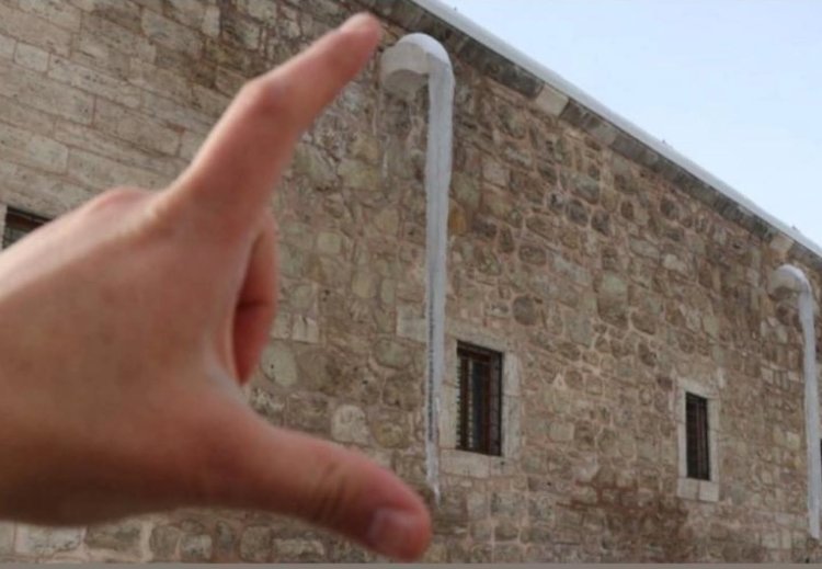 Tarihi Yapılarda 4 Metrelik Dev Buz Sarkıtları Oluştu