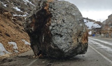 Karaman'da Dağdan Kopan Dev Kaya Parçası Yolu Kapattı