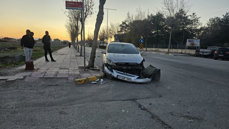 Van’ın İskele Mahallesi’nde Kamyonla Otomobil Çarpıştı: Maddi Hasar Büyük, Ölü ya da Yaralı Yok