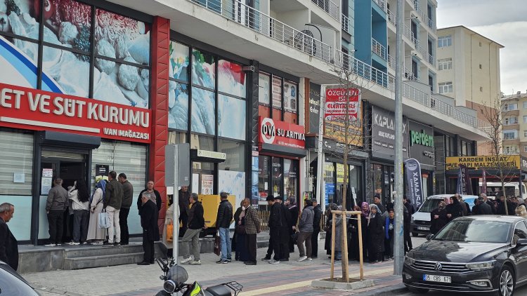 Van’da Et ve Süt Kurumu Önünde Kuyruk Çilesi: Ucuz Et İçin Saatlerce Sıra Bekliyorlar