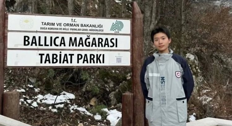 Çinli Öğrenci, Coğrafya Dersinde Öğrendiği Tokat Ballıca Mağarası’nı Ailesiyle Ziyaret Etti