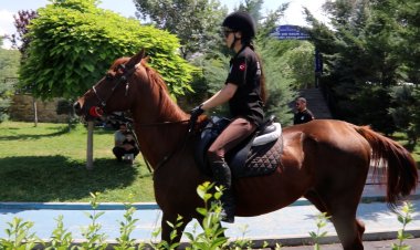 Edremit'in Ortak Kullanım Alanlarında Kadın Atlı Zabıta Devriyesi