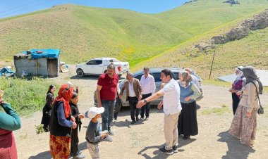 Gürpınar'da Makam Değil, Mahalle Odaklı Belediyecilik: Eş Başkanlar Halkın Ayağına Gidiyor