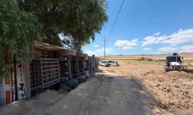 Saman Yüklü Tır Devrildi: Mahalle Yolu Ulaşıma Kapandı
