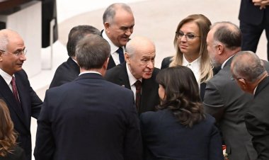 Meclis'te Tarihi Görüntü: Bahçeli ile DEM Parti Heyeti Tokalaştı