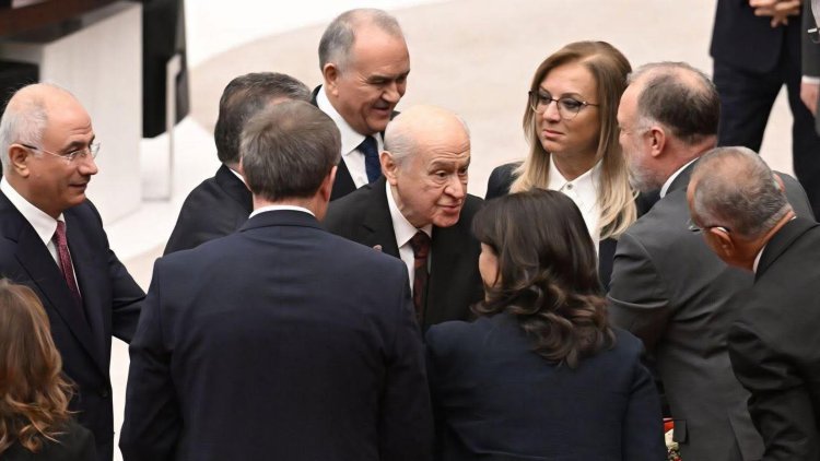 Meclis'te Tarihi Görüntü: Bahçeli ile DEM Parti Heyeti Tokalaştı